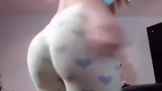 Hot teen ass on webcam showing booty